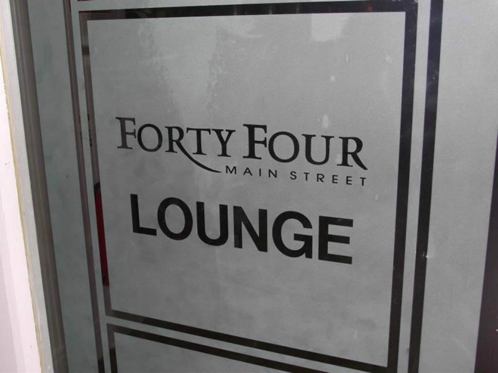 Forty Four Main Street Swords Exteriör bild