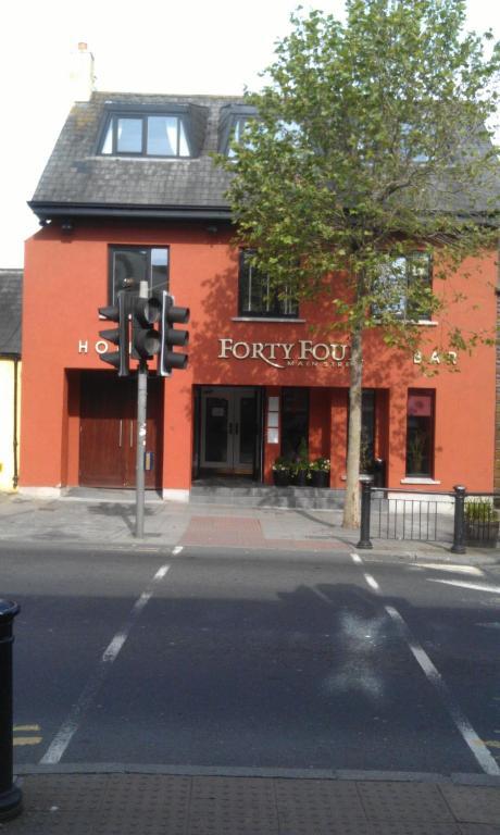 Forty Four Main Street Swords Rum bild